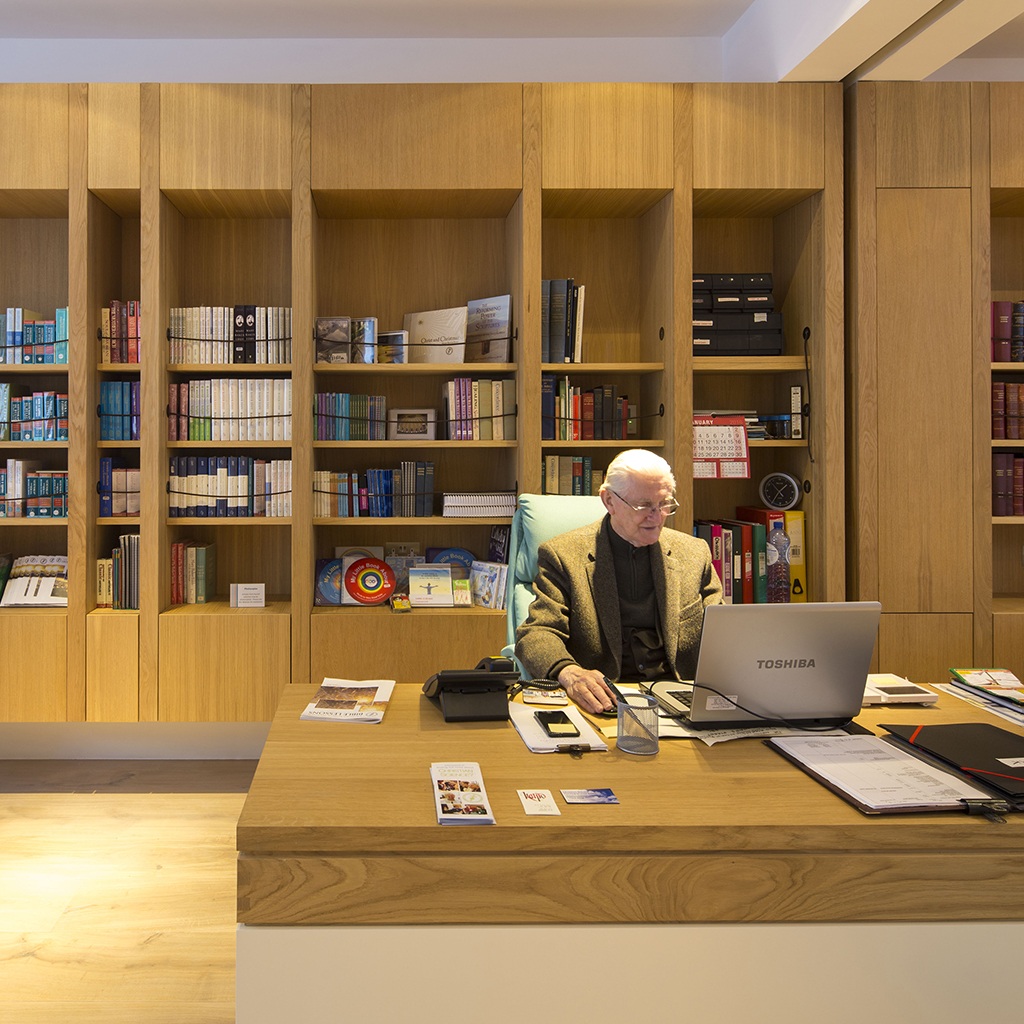 Reading room desk photo by A Sanvito